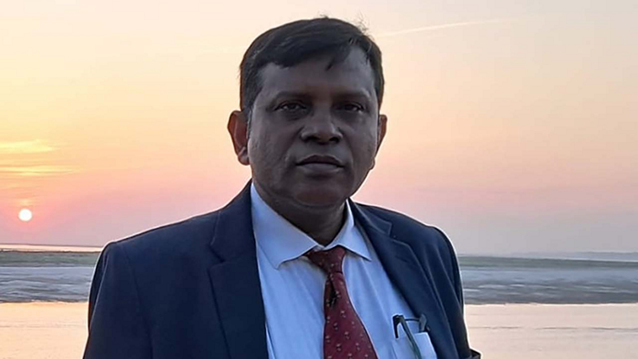 চট্টগ্রাম শিক্ষা বোর্ড চেয়ারম্যানের হাতে নারী সাংবাদিক ‘লাঞ্ছিত’